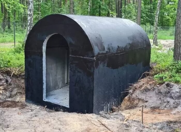 Betonový zahradní sklípek zapuštěný do země na pozemku klienta v Jirkov