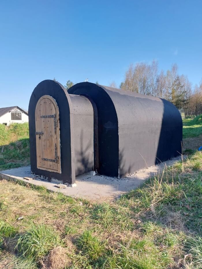 Hotový zahradní sklípek s předsíní, nainstalovaný na pozemku klienta v Jirkov